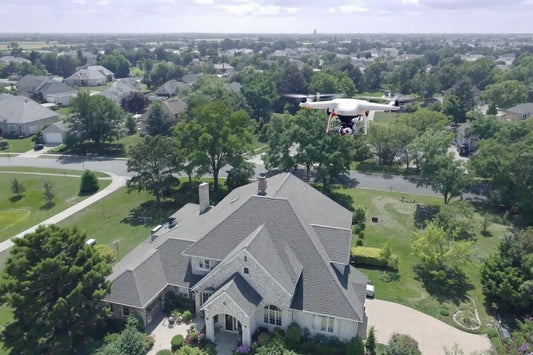 Que faire quand un drone survole ma maison : guide pratique et solutions légales